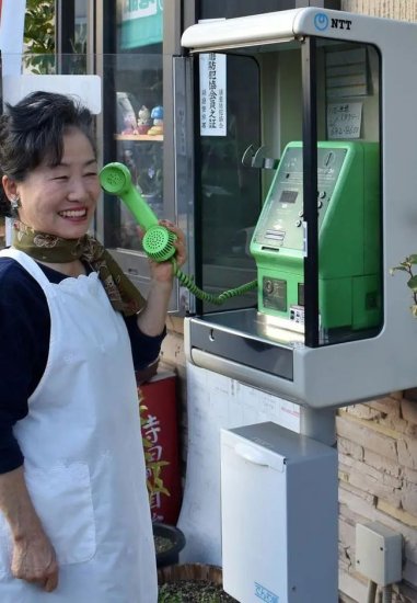 日本八旬老奶奶自费维护<em>公共电话</em>26年，背后原因竟是因为一场...