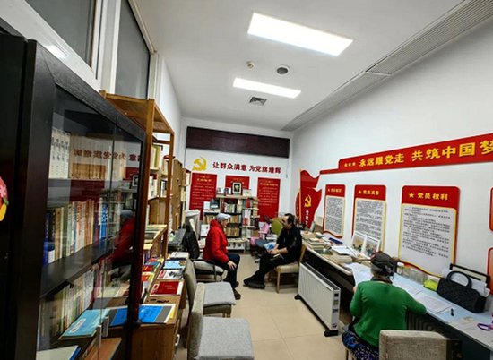 北京朝阳：86岁高龄“书痴”办起社区图书室，捐书近千册