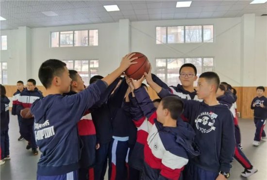亚桥中学精品（恒山）校丨外教课搬进篮球场