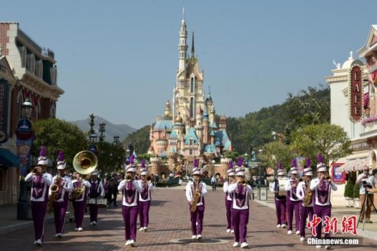 香港迪士尼乐园重开 有游客扮成相应角色入园