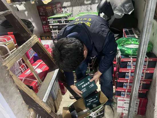 <em>视频</em>推广、夜里改装，上海一非法改装销售电动自行车电瓶的窝点...