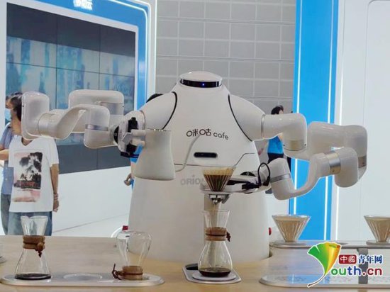 写书法、泡咖啡，第七届世界智能大会智能科技展上演“<em>机器</em>人总...