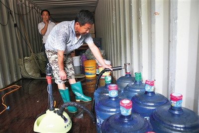 北京假<em>桶装水</em>出厂2元最高卖18元 细菌或超标百倍