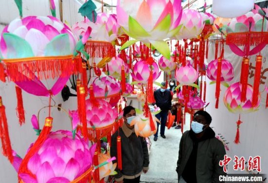 <em>福州</em>：外国留学生做花灯体验中国元宵节传统民俗