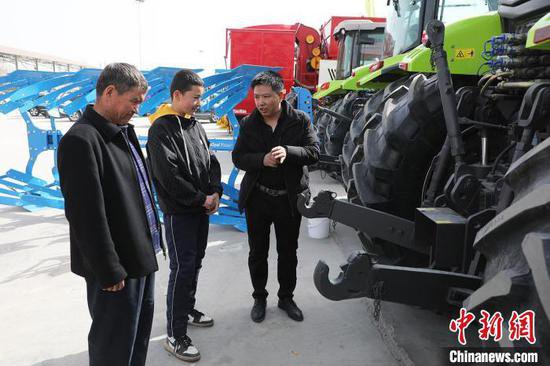 新疆阿拉尔：农机市场销售火热 国产农机具成“主角”