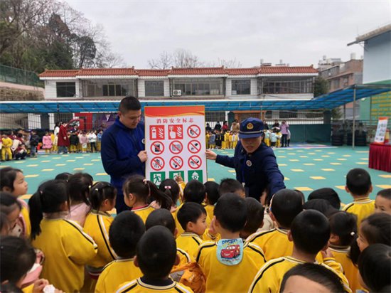 寻乌县幼儿园（中山园）开展消防安全应急疏散演练活动