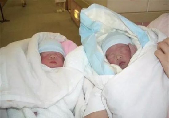 <em>双</em>胞胎在元宵节一早出生，爸爸给孩子们<em>取</em>的<em>名字</em>，笑坏大家！