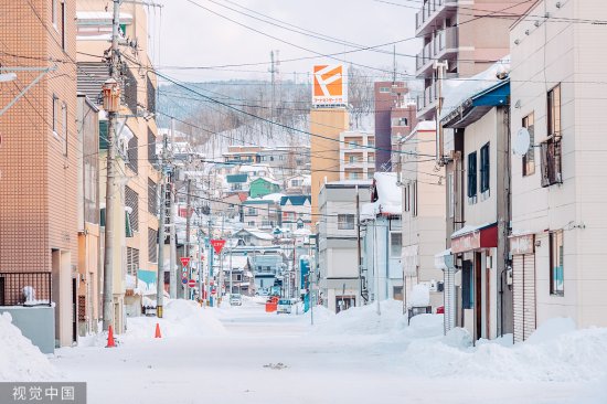 北海道用冰块建<em>便利店</em>，提供与冰雪相关饮料和甜品