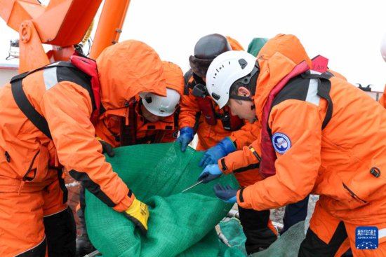 第40次南极考察丨中国南极考察队在阿蒙森海开展考察作业