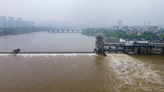 （环境）浙江金华：强降雨水位上涨 保安全紧急泄洪
