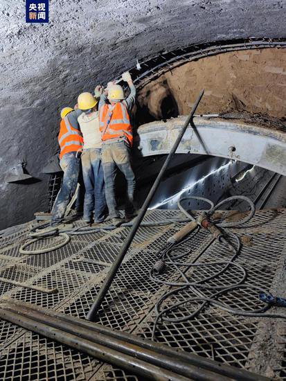 陕西西安地铁施工研发创新“先盾后扩”工艺 成功穿越地裂缝隧道