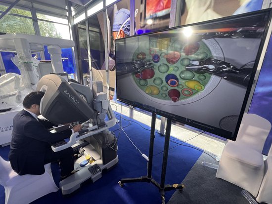 高端智造本土化 首台国产达芬奇手术机器人亮相