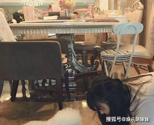 赵丽颖晒出自己在北京的住宅，餐桌是<em>巴洛克风格的</em>，装修很豪华