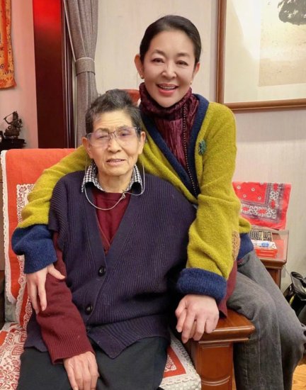 倪萍回青岛娘家过年，与90岁老母亲长相似复制粘贴，老宅内景...