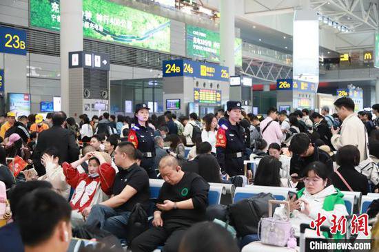 “五一”假期客流高峰来临 铁路上海站预计日均发送旅客50万次...