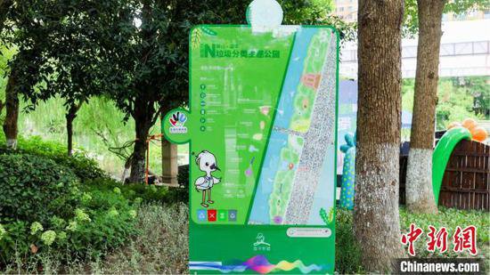 废弃奶盒“变身”指示牌、垃圾箱 杭州传递“无废亚运”环保理念