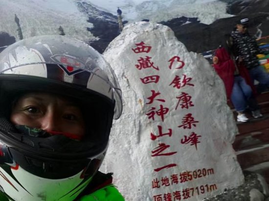 佩服！河南一退休<em>老阿姨</em>，骑“小踏板”到西藏珠峰，中途曾遇到...