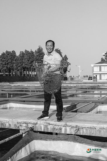 三十余年发展螃蟹养殖产业，他为乡亲托起“稳稳<em>的幸福</em>”
