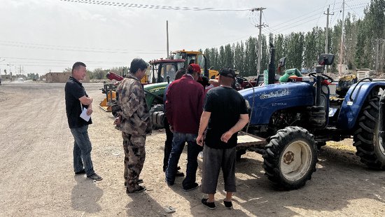 新疆巴州和硕县：农机年检“送上门” 服务群众“零距离”