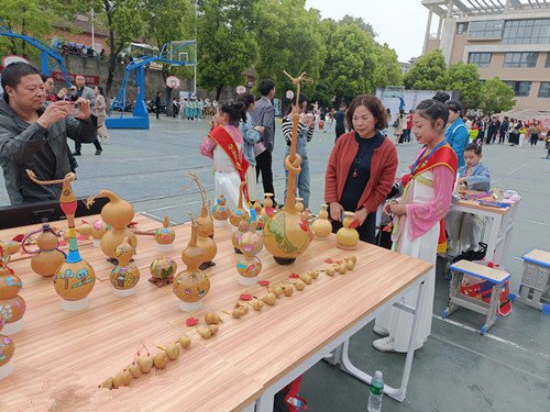 丹江口：六里坪镇小学开展“葫芦文化”一日慈善教育活动