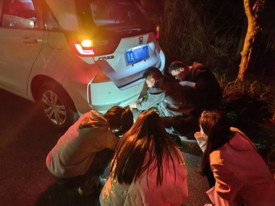 初出茅庐的女大学生开<em>夜车</em>撞上行道树，焦急时刻遇到救星