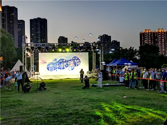 2021城市边沿草地音乐帐篷节在武汉全民健身中心举行