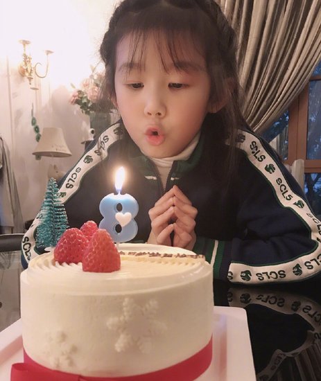 陆毅晒照为9岁小叶子庆生，津津有味吃蛋糕，爸爸比女儿开心