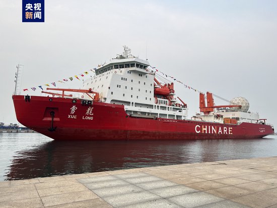 “雪龙”号极地考察船停靠青岛 中国第40次南极考察队<em>凯旋</em>