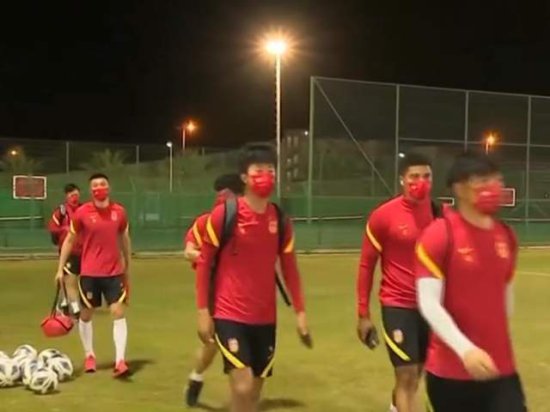 国足不满阿曼训练场上报亚足联：日本越南等队曾在此完成训练！