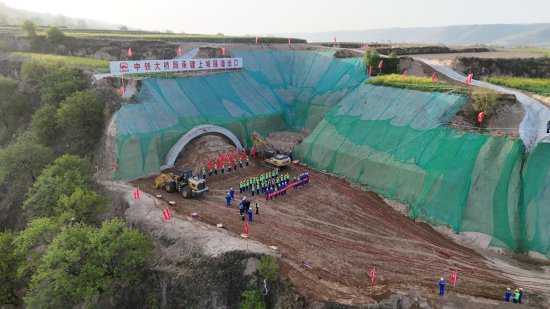 平庆铁路上城隧道进入主体施工