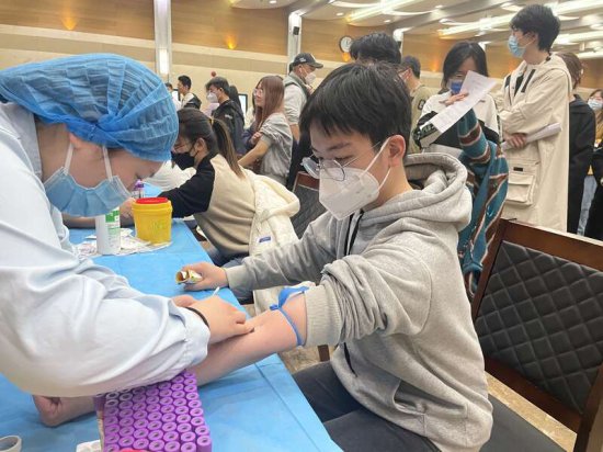 天津一学校师生坚持21年捐献造血干细胞：今年每2名新生中就有1...