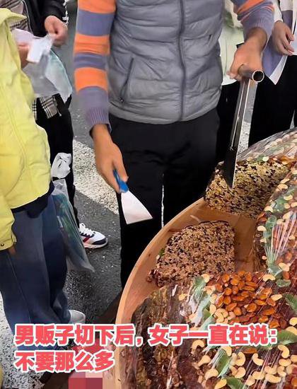 湖南：女子买切糕被坑，急哭了，老板一刀切了250多，不买不让...