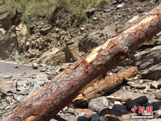 中国政府向尼泊尔地震灾区提供第三轮救灾物资援助