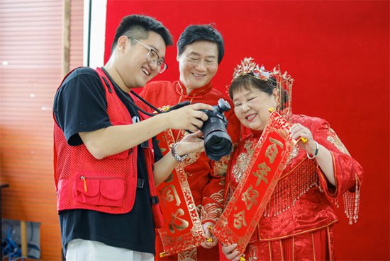 <em>福州</em>：工会驿站免费为老年人拍摄婚纱照 定格银龄美好