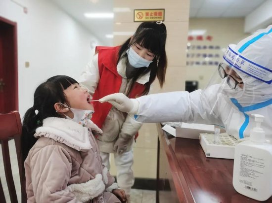 <em>河南永城市</em>青年志愿者在核酸检测一线 书写战“疫”青春答卷