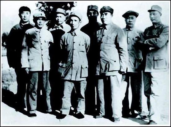 1943年，毛泽东初见薄一波，得知其<em>姓名</em>后，将一个<em>成语</em>重复了两...