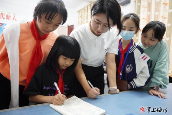 坐标梅县松口，一位支教老师正在教孩子们写诗…