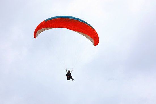 2024年第六届“翱翔贵州”滑翔伞比赛首站在桐梓开幕