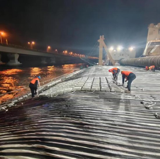 <em>东海</em>大桥防护工程深水区软体排铺设完成