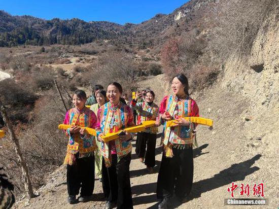 甘南村落演绎古老藏羌民俗欢度藏历年