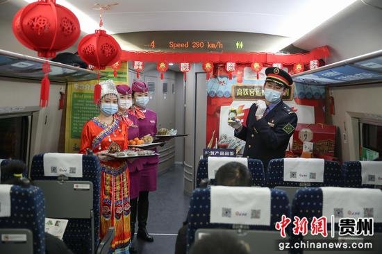 贵阳北至北京西动车组列车上的“年货节”