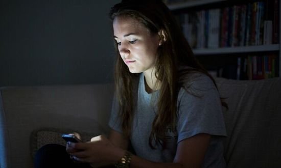 英学生依赖手机：20%威尔士<em>中学生熬夜</em>上网