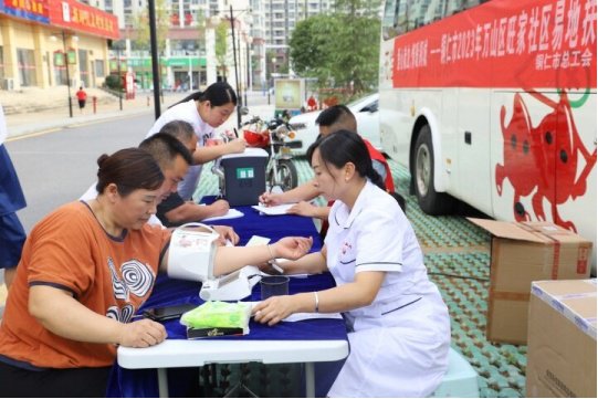 贵州铜仁市总工会联合市献血办在安置区开展无偿献血活动
