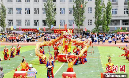 （人权行动看中国）哈尔滨市一学校独创“鼓舞课” 让自闭症孩子...