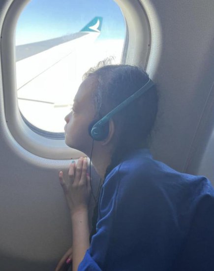 钟丽淇首度带12岁长女坐飞机，感慨等了12年，女儿患病仍不<em>会</em>...