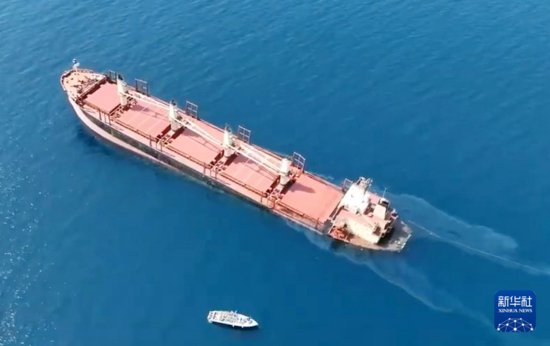 遭胡塞武装袭击的英国货轮在也门海岸附近沉没