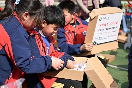 三峡大学为乡村留守儿童送去200个爱心盲盒