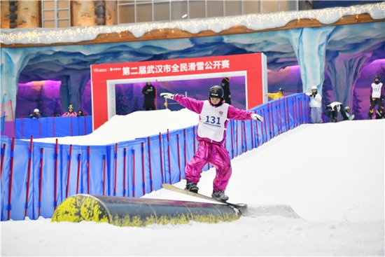 第二届武汉市全民滑雪公开赛在武商热雪奇迹滑雪场举行