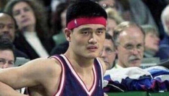姚明刚进NBA时，队内老大哥让他帮忙系鞋带，姚明的应对赢得...