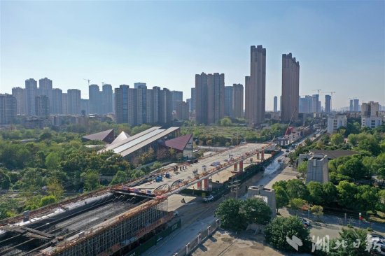 武汉：城市西向快捷通道加速施工